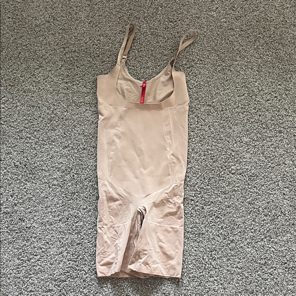 SPANX Soft Nude Spanxsculpt OnCore Open Bust Mid Thigh Bodysuit Size Small